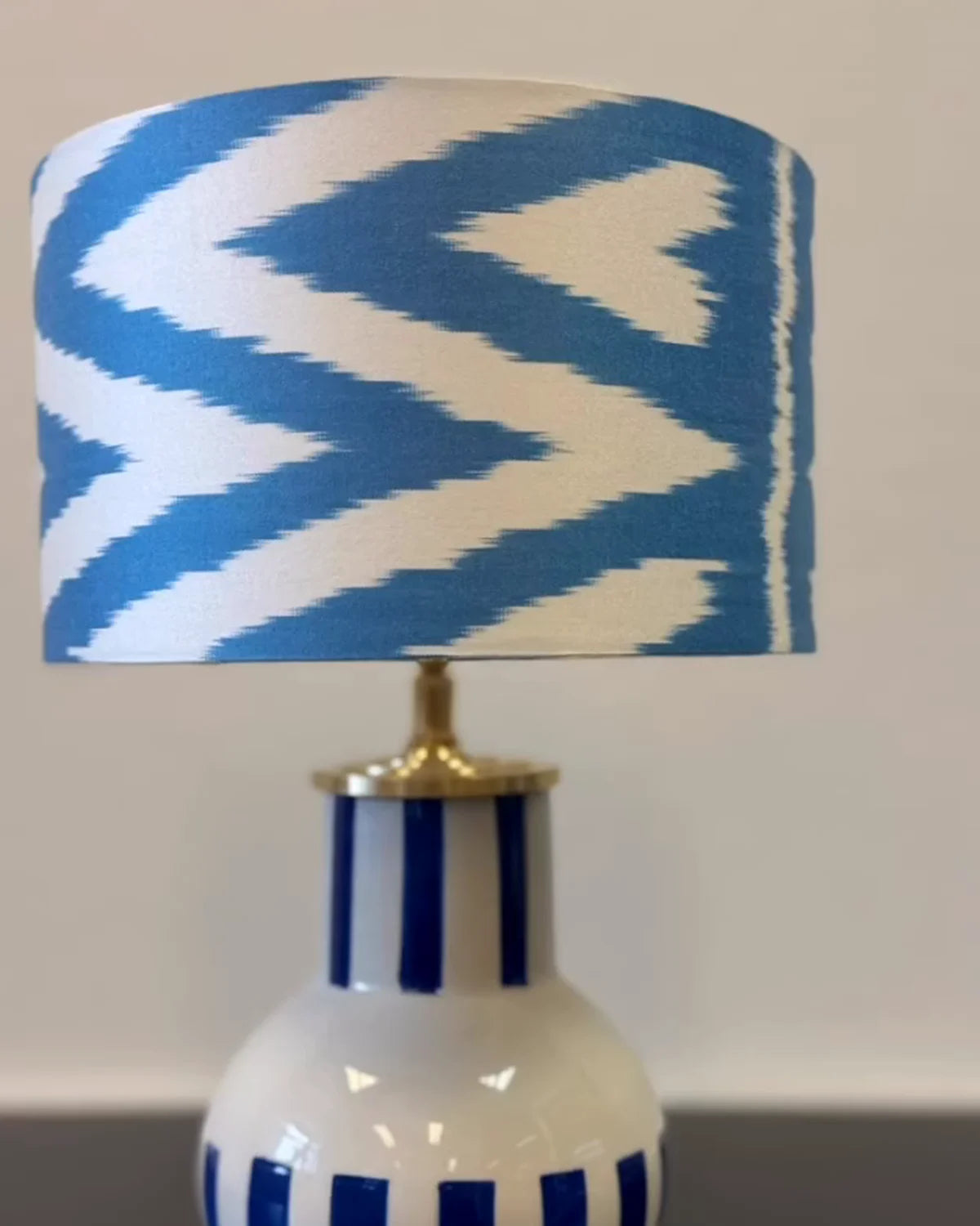 Blue Ikat Speckle – blauwe tafellamp
